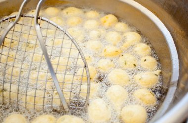 zeppulelle geleneksel Napoliten yiyecek kızarmış ve tuzlu