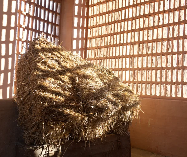 Барн із сонцем ззовні, соломою та сіном — стокове фото