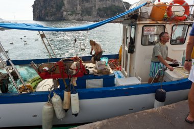 Ischia, İtalya - Ağustos 20: Catch yer tüccarlar için doğrudan satış.