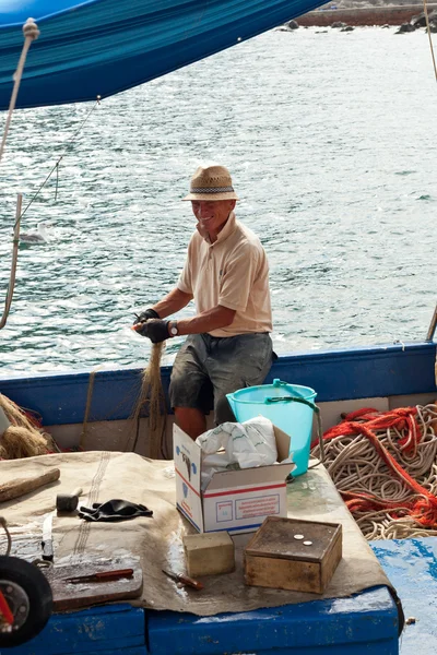 Ischia, italien - 20. August: Direktverkauf des Fangs an die Händler des Ortes. — Stockfoto
