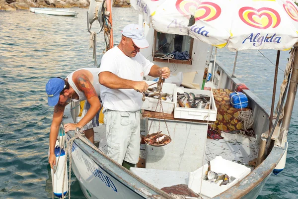 Ischia, Włochy - 20 sierpnia: sprzedaż bezpośrednia połowu przedsiębiorców miejsca. — Zdjęcie stockowe