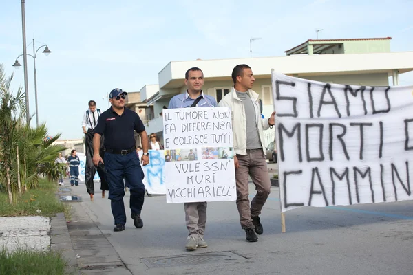 "Marcia per la vita "en Mondragone, Italia. Protesta del pueblo — Foto de Stock