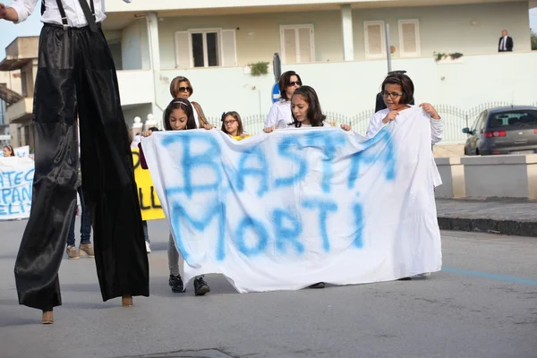 "Marcia per la vita "en Mondragone, Italia. Protesta del pueblo — Foto de Stock