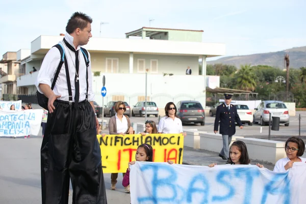 "marcia per la vita "in Mondragone, Italien. Protest des Volkes — Stockfoto