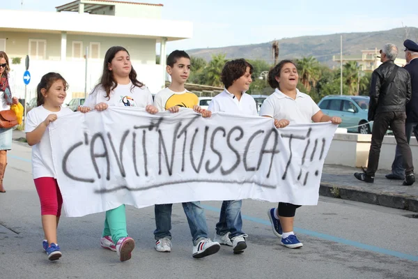 "Marcia per la vita "em Mondragone, Itália. Protesto do povo — Fotografia de Stock
