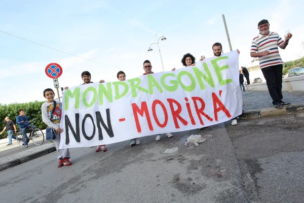 "Marcia per la vita "kohteessa Mondragone, Italia. Kansan vastalauseet — kuvapankkivalokuva