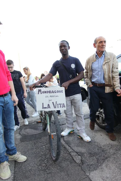 "Marcia per la vita "à Mondragone, Italie. Manifestation du peuple — Photo