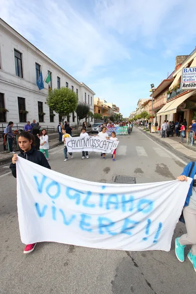 "Marcia per la vita "em Mondragone, Itália. Protesto do povo — Fotografia de Stock