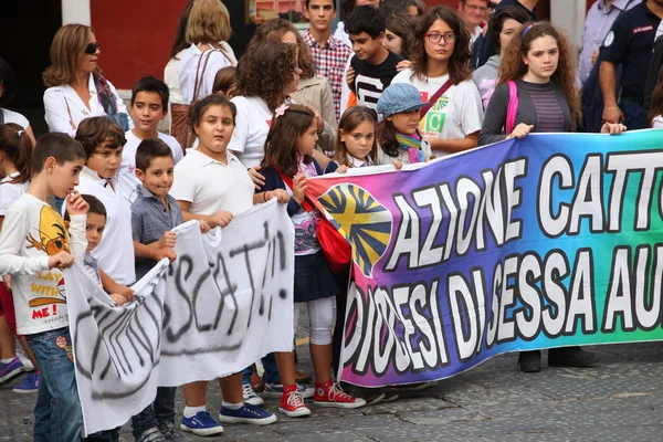 "marcia per la vita "in Mondragone, Italien. Protest des Volkes — Stockfoto