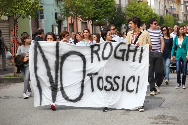 "Marcia per la vita "en Mondragone, Italia. Protesta del pueblo — Foto de Stock