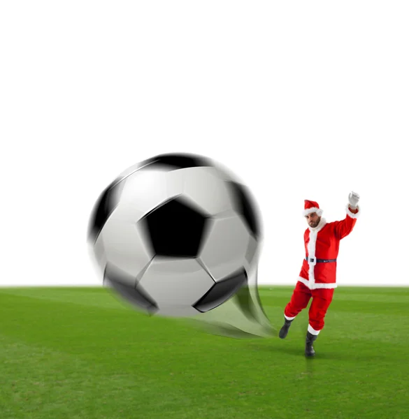 Santa Calus kickt einen Fußball — Stockfoto