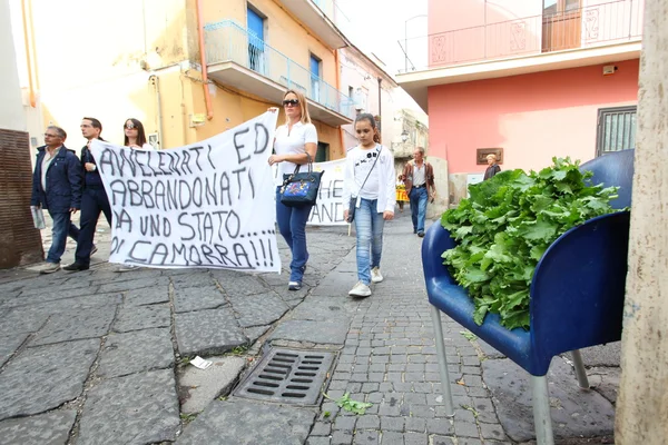 "Marcia per la vita "en Mondragone, Italia. Protesta del pueblo — Foto de Stock