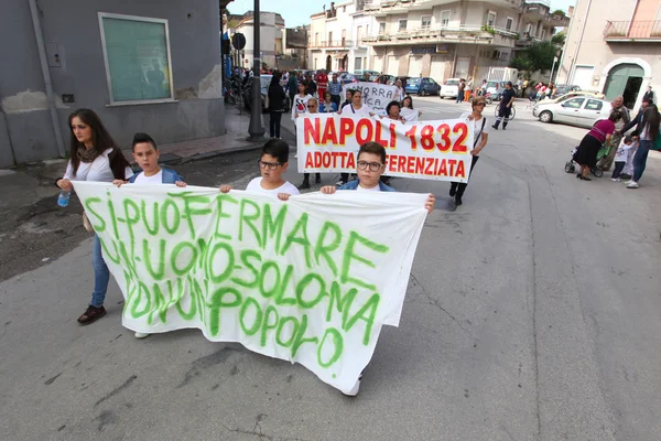 "Marcia per la vita "em Mondragone, Itália. Protesto do povo — Fotografia de Stock