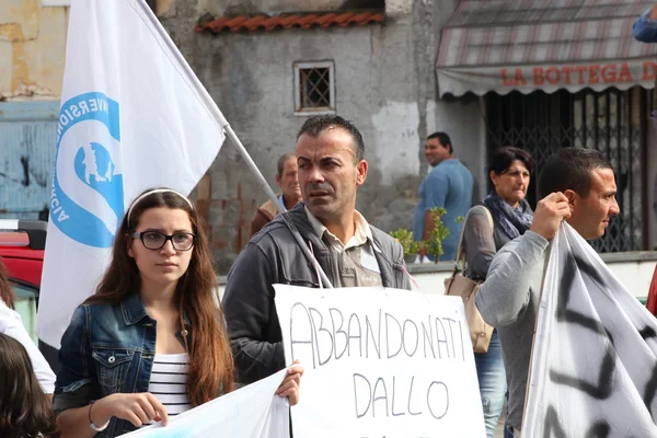 "Marcia per la vita "en Mondragone, Italia. Protesta del pueblo — Foto de Stock