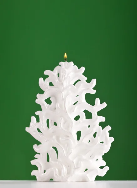 Weihnachtskerze in Form eines Weihnachtsbaums — Stockfoto