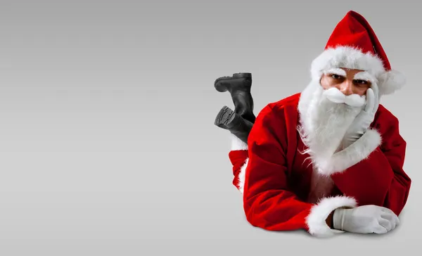 Babbo Natale sdraiato con espressione seria — Foto Stock
