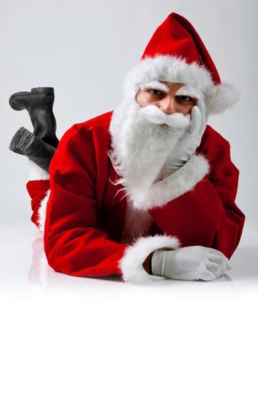 Babbo Natale sdraiato con espressione seria — Foto Stock