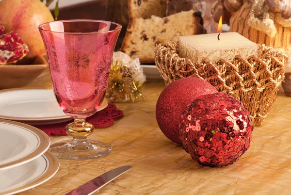 Detalhe de um copo de Murano em uma mesa de Natal — Fotografia de Stock