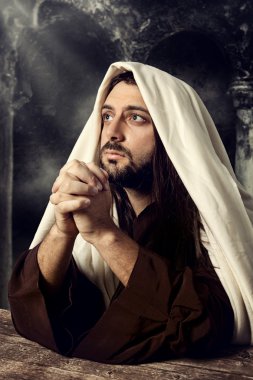 İsa'ya dua ve cennete ağlıyor iken ararken