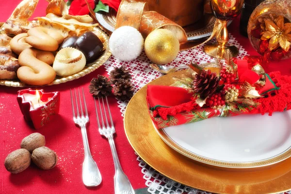 Ajuste de mesa de cena de Navidad decorado — Foto de Stock