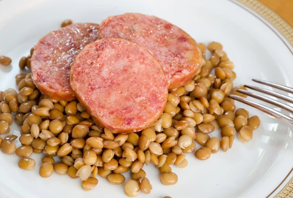 Pig trotter with lentils, traditional italian food — Stock Photo, Image