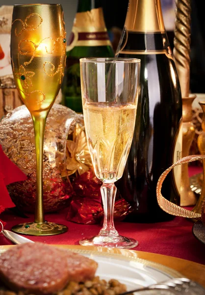 Ein Glas Champagner auf einem geschmückten Weihnachtstisch — Stockfoto