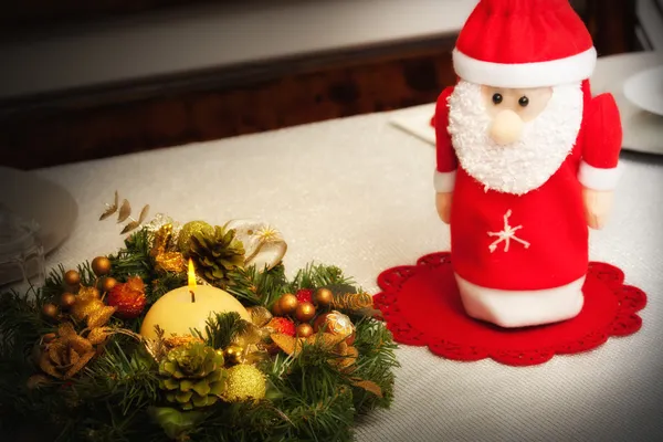 Peça central de Natal com vela e garrafa como Papai Noel — Fotografia de Stock
