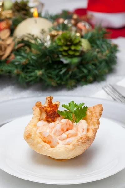 Garnalen cocktail in de bladerdeeg op kerst tafel — Stockfoto