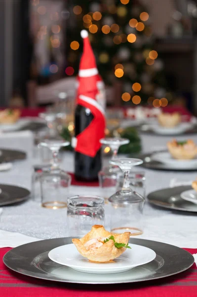 Cocktail de crevettes dans la pâte feuilletée sur la table de Noël — Photo