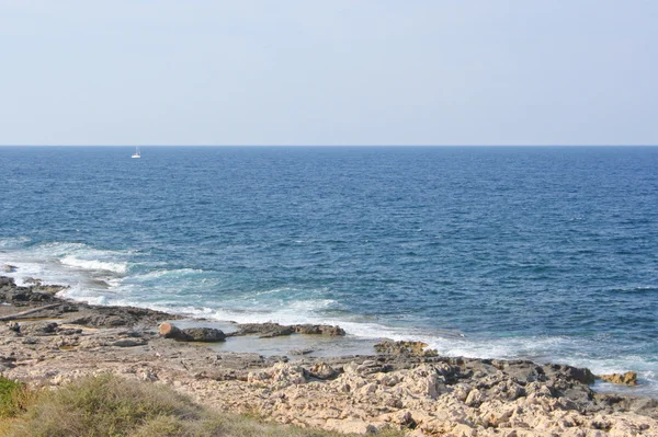 多岩石的海岸线附近圣朱利安的视图 — 图库照片