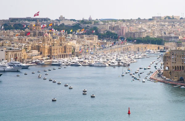 Krajobraz miasta nad morzem na Malcie — Zdjęcie stockowe
