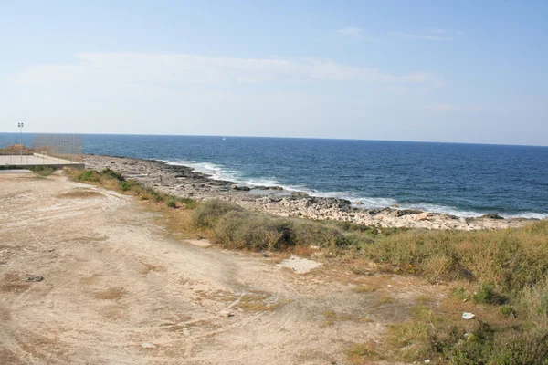 Vista della costa rocciosa vicino a St. Julian's — Foto Stock