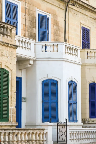 Janela azul e varanda na parede antiga Mediterrâneo, Malta — Fotografia de Stock