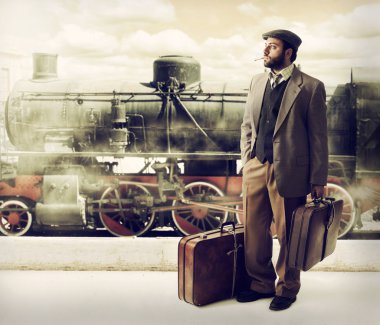 Muhacir karton valiz ile tren istasyonu