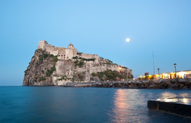 Ischia Adası gece şatoda Aragonca