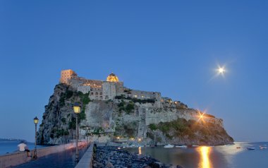 Ischia Adası gece şatoda Aragonca