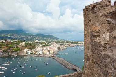Ischia ponte Aragonca kaleden görünümü