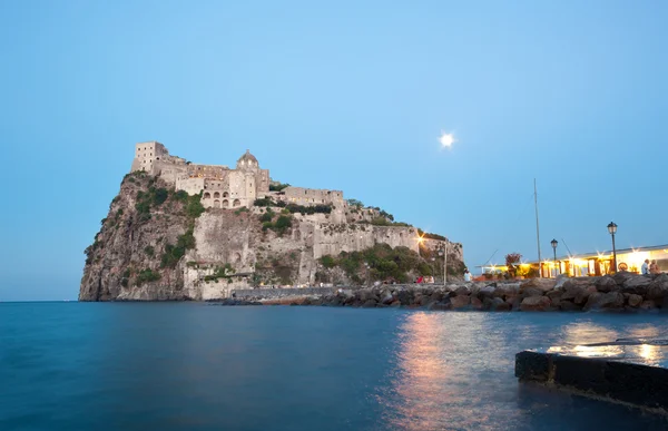Slottet Castello Aragonese i ischia island nattetid — Stockfoto