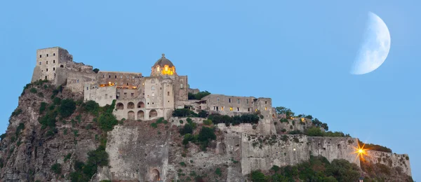 Hrad Aragonese v ostrově ischia v noci — Stock fotografie