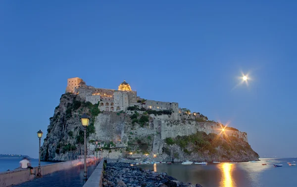 Aragonese kasteel in ischia eiland bij nacht — Stockfoto
