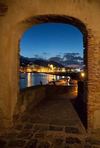 Vista da arcada da baía da ilha de Ischia, Itália — Fotografia de Stock