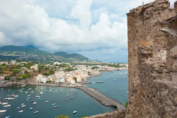 Weergave van ischia ponte van aragonese kasteel — Stockfoto