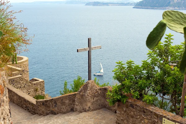 Crucifixo de madeira no castelo de Aragonese — Fotografia de Stock
