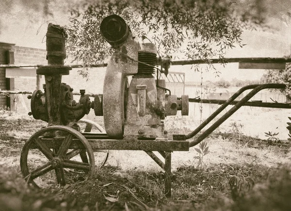 Vecchio motore arrugginito per l'irrigazione — Foto Stock