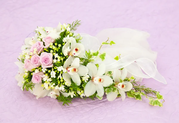 Rosas cor-de-rosa do casamento e buquê branco da orquídea — Fotografia de Stock