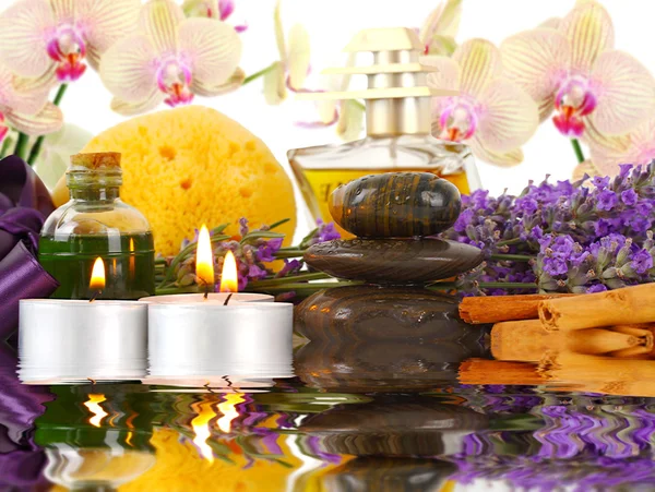 Accessoires pour spa avec orchidées, lavande, pierres, bougies et — Photo