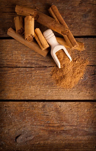 Marco con palos y canela de ceilán molida — Foto de Stock