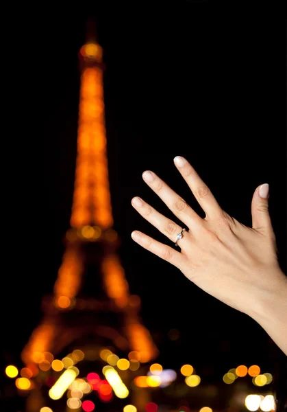 Предложение о браке в Париже — стоковое фото