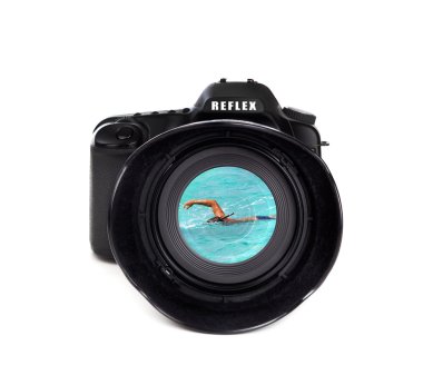 Yüzme turist ile dijital fotoğraf makinesi