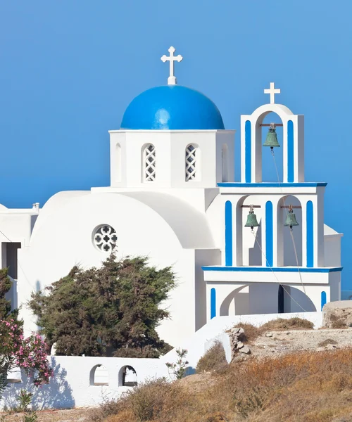 Santorini, kyrkan med blå kupol — Stockfoto